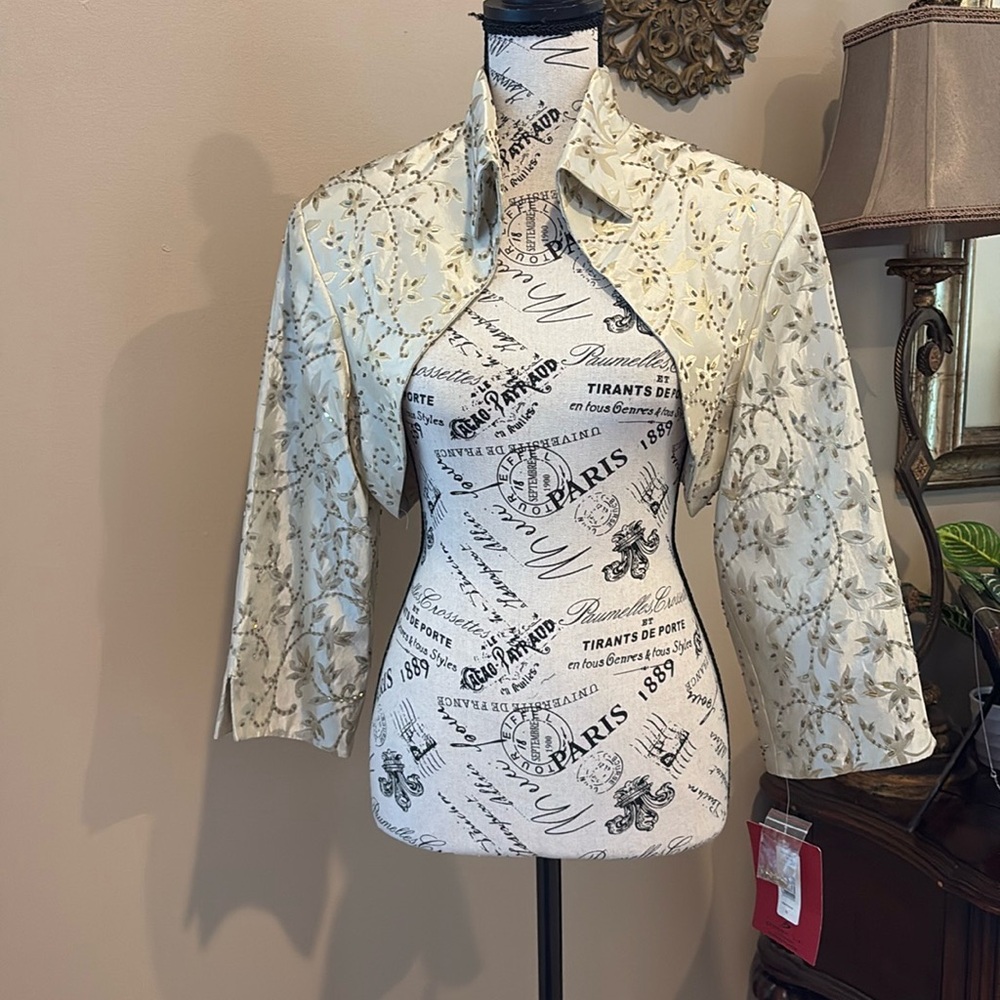 NWT, 𝐉𝐒 𝐂𝐎𝐋𝐋𝐄𝐂𝐓𝐈𝐎𝐍𝐒, elegant short dress jacket
NEW Size 8-10